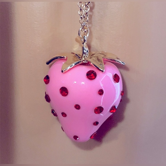 NWT ⚜️💖⚜️ Betsey Johnson Strawberry Rhinestone Bow Necklace - Picture 2 of 11